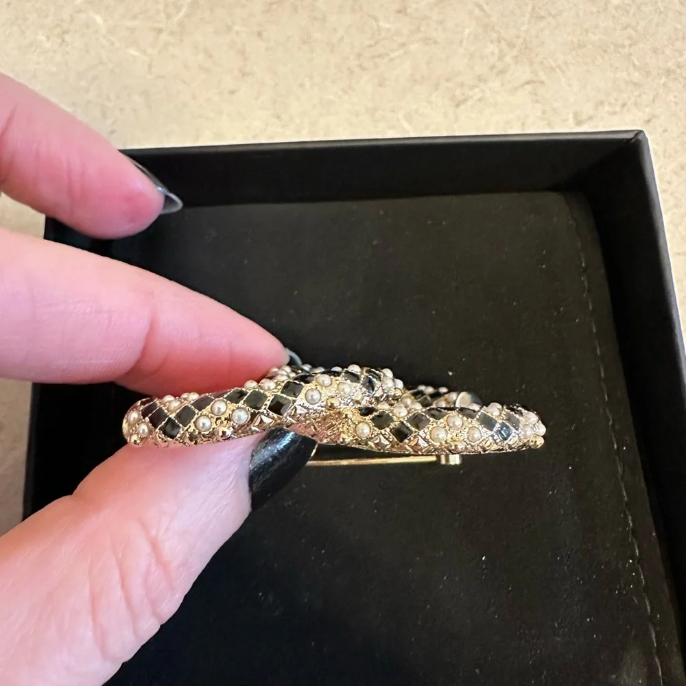 BNW AUTH CHANEL 21A GOLD, PEARLY WHITE & BLACK BROOCH, MADE IN FRANCE